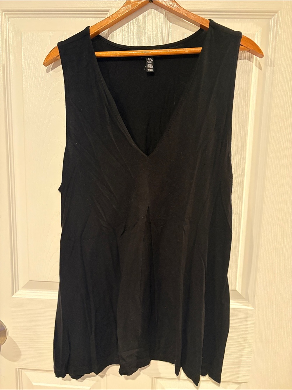 Jones New York Black V-Neck Sleeveless Tank